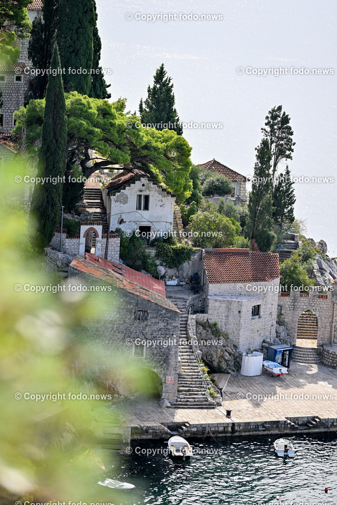 Arboretum von Trsteno_ Kroatien_ 11.10.2023-6 | 11.10.2023, Kroatien, HRV, Trsteno im Bild Arboretum, Trsteno, Hafen, Pflanzen, Brunnen, Neptunbrunnen, Wege, Palmen, Eukalyptus, Lorbeer, Kakteen, Zitrus, Oliven, Filmkulisse Game of Thrones

Das Arboretum von Trsteno befindet sich etwa 18 Kilometer nordwestlich der Stadt Dubrovnik im Sueden Kroatiens. Als einziges Arboretum an der oestlichen Adria-Kueste stellt es die aelteste Sammlung exotischer Baeume und Pflanzen des Landes dar.
Die Gartenanlage befindet sich entlang der Kuestenstraße zwischen den Ortschaften Orašac und Slano.
Quelle: Wikipedia