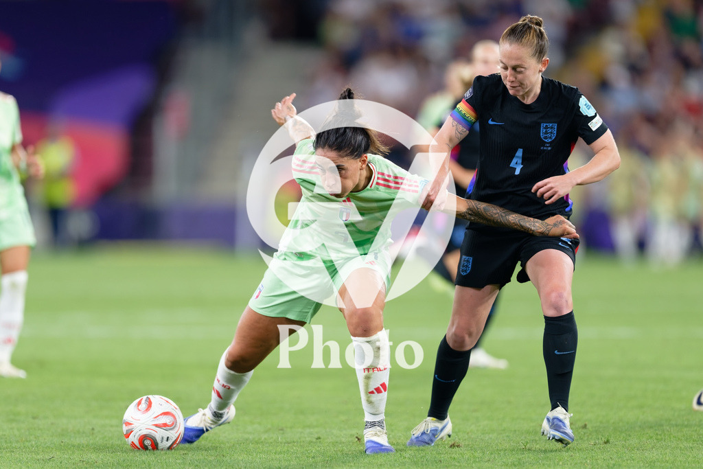 England v Italy - UEFA Women's EURO 2025 Semi-Final | GENEVA, SWITZERLAND - JULY 22:  Martina Piemonte of Italy (L) Keira Walsh of England (R) fight for possession  during the UEFA Women's EURO 2025 Semi-Final match between England and Italy at Stade de Geneve on July 22, 2025 in Geneva, Switzerland. (Photo by Giuseppe Velletri/Sports Press Photo/Getty Images)