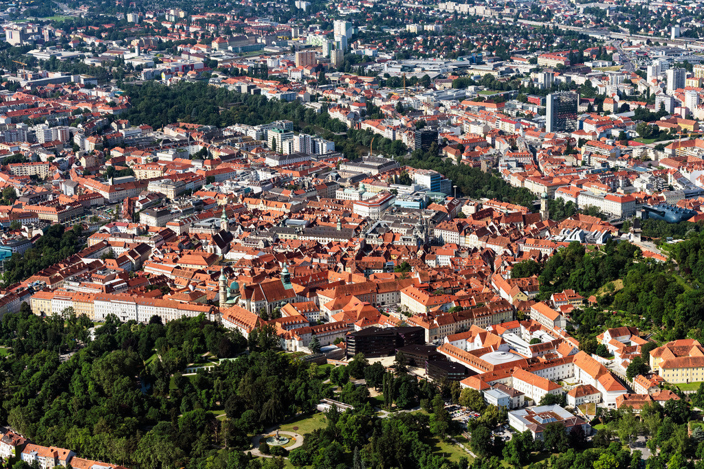 dr__0025615.jpg | GRAZ 25.06.2019 Stadtansicht des Innenstadtbereiches im Vordergrund der Stadtpark in Graz in Steiermark, Österreich. // City view on down town in Vorofgrund of Stadtpark in Graz in Steiermark, Austria. Foto: Daniel Reiter