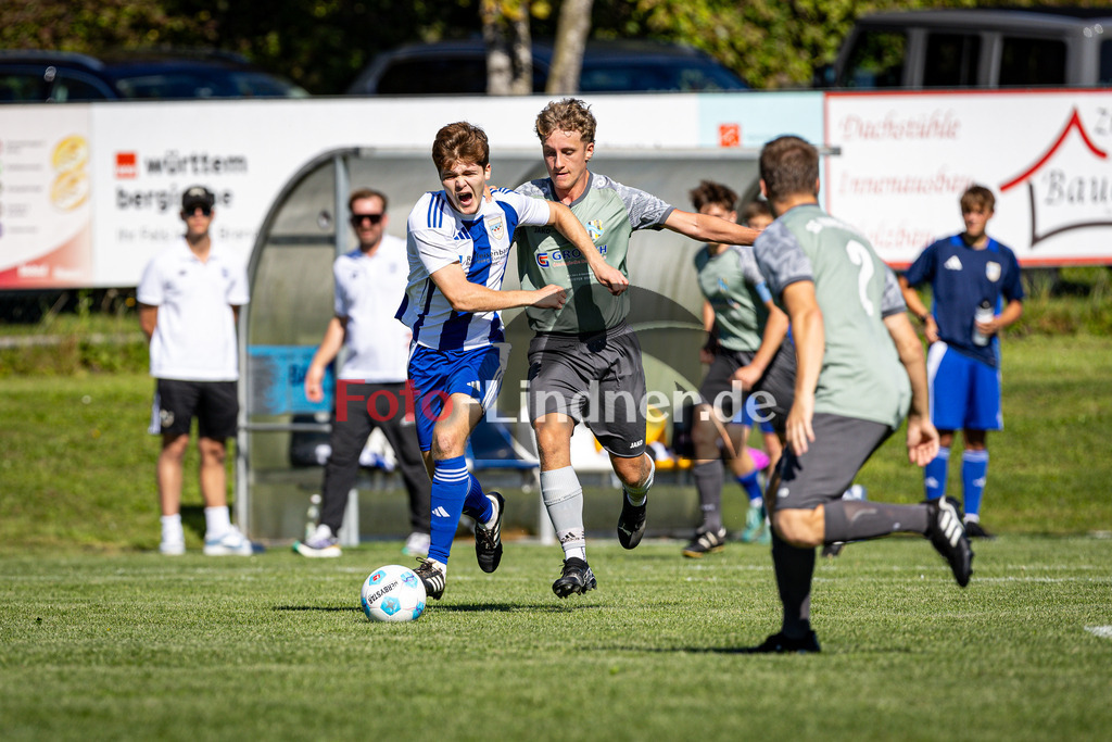 SG Hungerbach I gegen SV Eurasburg-Beuerberg | Fußball Herren Klasseklasse Gruppe 3 Zugspitze 2025/26, SG Hungerbach I gegen SV Eurasburg-Beuerberg, 20250920,Zweikampf,2025-09-20 in Oberhausen (Sportplatz Oberhausen), Felix EICHERBERGER (SV Eurasburg-Beuerberg 22), Julian BIERLING (Hungerbach 8)Copyright: WolfgangxLindner www.foto-lindner.de
