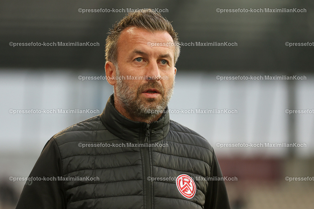 RWE3Liga25092401003 | 25.09.2024, Essen, Fußball,  Rot-Weiss Essen – Borussia Dortmund II (U23), bwin 3. Liga Herren, Stadion an der Hafenstraße, 7. Spieltag Saison 2024 2025: Trainer Christoph Dabrowski (Cheftrainer RWE) DFB regulations prohibit any use of photographs as image sequences and or quasi-video.