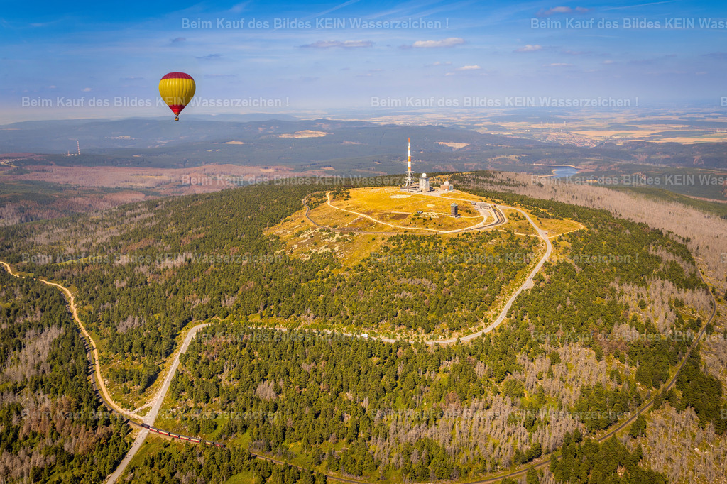 Brocken_LU-KI_Ballon-8363_GEN | Brocken mit Ballon KI - Realisiert mit Pictrs.com