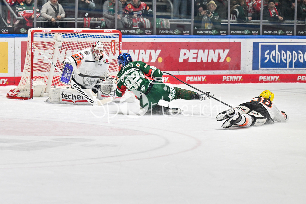 Augsburger Panther - Löwen Frankfurt | AUGSBURG, GERMANY - 16. JANUARY:  Joseph CRAMAROSSA (Augsburger Panther 92) erzielt in dieser Szene den Treffer zum 2-1 / Tor / Torschuetze / Freude / Happy während dem Match zwischen den Augsburger Panthern und den Löwen Frankfurt am 40. Spieltag der penny DEL im Curt Frenzel Stadion