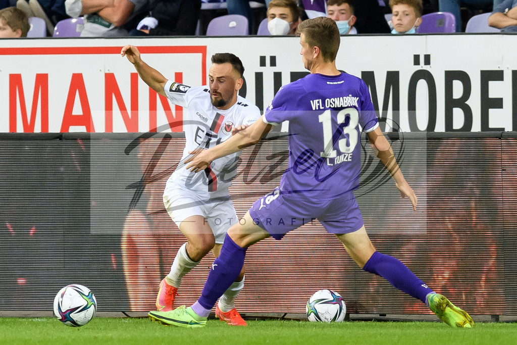 OSNVKO20210906_21 | Fussball, Herren: Simon Handle (FC Viktoria Koeln) und Lukas Kunze (VfL Osnabrueck) im Zweikampf beim Spiel der 3. Liga zwischen VfL Osnabrueck und FC Viktoria Koeln im Stadion an der Bremer Bruecke am 06.09.2021 in Osnabrueck, Deutschland.DFB / DFL REGULATIONS PROHIBIT ANY USE OF PHOTOGRAPHS AS IMAGE SEQUENCES AND/OR QUASI-VIDEO. - Realisiert mit Pictrs.com