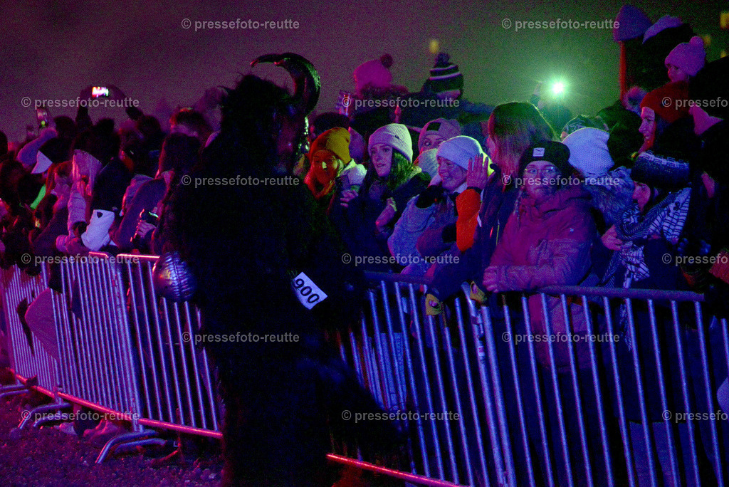 news-2022-Dez03-Krampusumzug-Reutte-WTV_5992 | Info aus dem Bezirk Reutte/Ausserfern Tirol sowie eine umfangreiche Bilddatenbank über die gesamte Region: Lechtal, Talkessel Reutte, Tannheimertal, Zwischentoren. Lech, Plansee, Zugspitze, Grenztunnel, B179, Fernpassstraße, Verkehr, Lawinen, Tradition, - Realisiert mit Pictrs.com