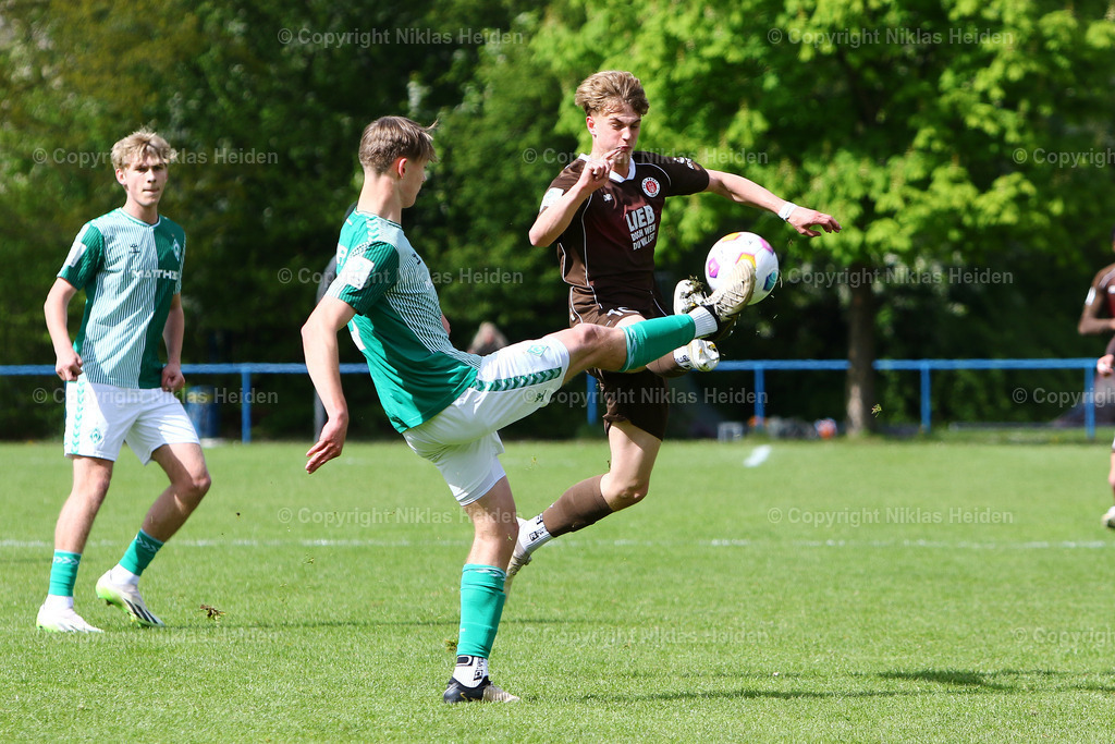 NH_FCStPauliU19_SVWerderBremenU19_U19Bundesliga_20042024 | #10 Noah Palapies (FC St. Pauli U19), #5 Mats Ole Heitmann (SV Werder Bremen U19)

Fußball I Junioren I A-Junioren-Bundesliga Nord/Nordost I Saison 2023/2024 I 23. Spieltag I FC St. Pauli U19 - SV Werder Bremen U19 I 20.04.2024 I Sportplatz Köningskinderweg