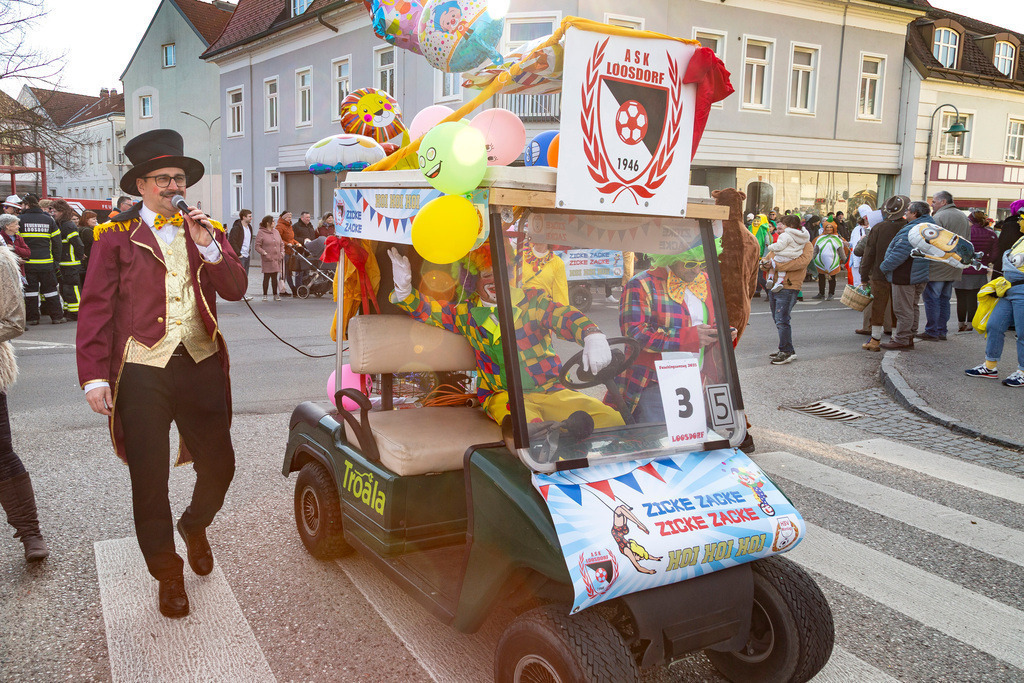 Umzug2025-141_9789 | Fotostrecke: FASCHINGSUMZUG 2025 in Loosdorf. 22 Masken(gruppen)-Teilnehmer: Loosdorfer Vereine, Wirtschaftstreibende, Gemeindeabordnungen sowie Kreditinstitute. rund 700 Besucher entlang der Hauptstrasse. Veranstaltungs-Sicherung durch Mannschaft der FF-Loosdorf mit schwerem Gerät. Maskenprämierung am EKZ-Platz durch Bgm. Thomas Vasku in den Kategorien: Bester Festwagen (Fa. gkonzept-Groissenberger; Beste Personengruppe-ASK-Loosdorf; Beste Einzelperson; Weiteste Anreise-FF Schollach;