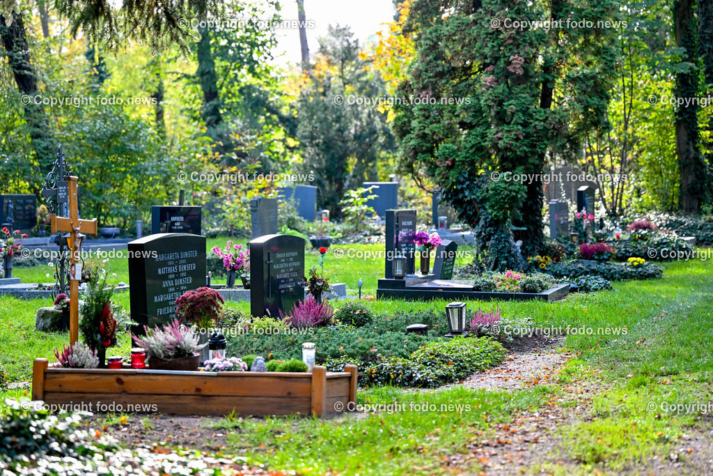 Friedhof_ Kreuz_ Kruzifix_ Jesu Christi_ Allerheiligen_ 26.10.2024-25 | 26.10.2024, Friedhof, AUT, Allerheiligen, Themenbilder im Bild Friedhof, Kreuz, Kruzifix, Jesu Christi, Allerheiligen, Engerl, Engel, Kerzen, Grab, Grablicht, Blumen, Skulptur, Grabstein, Symbolbild, Grablaterne, Grabkerze, Grabkerzen, Grablichter, Kerze, Grabkreuz, Gedenken, Bestattung, Verstorbene, Totenruhe, Grab, Urne, Blumenschmuck, Schmuck, Besucher, Feature, kreativ, creativ, Linz