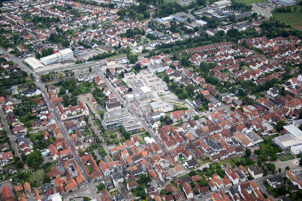 "Im Stadkern" Neubau der RiBa GmbH zw. Bismarck- und Gartenstr | Luftbild: "Im Stadkern" Neubau der RiBa GmbH zw. Bismarck- und Gartenstr in Kandel im Bundesland Rheinland-Pfalz in Deutschland. Foto: IMG_092182.jpg vom 16.07.2016 durch Werner Riehm/FLY-FOTO.de - Realisiert mit Pictrs.com