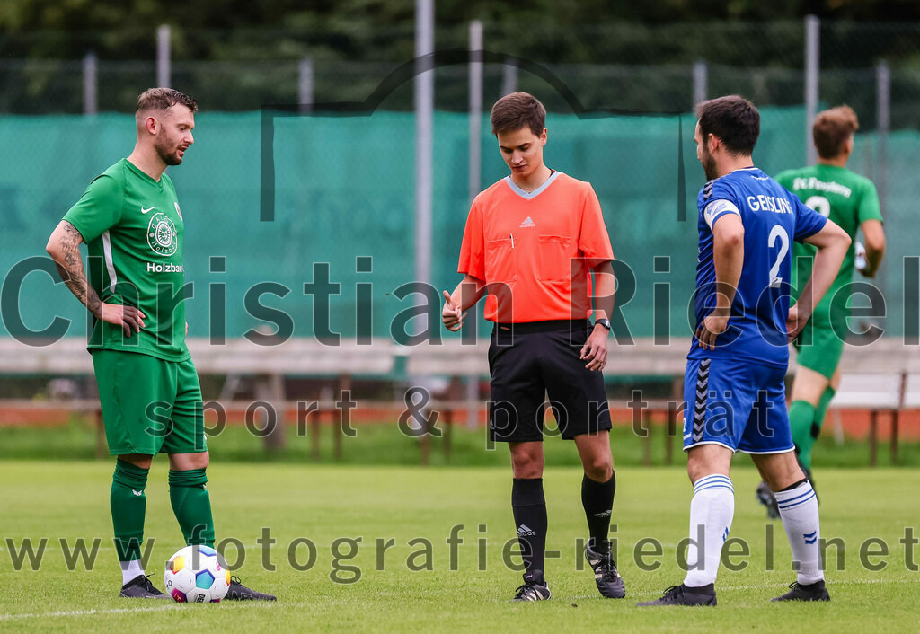 2023-08-04_012_FC_Forstern_gegen_FC_Langengeisling_II | Forstern, Deutschland, 04.08.2023:
Fußball, Kreisklasse 2023 / 2024, 1. Spieltag, FC Forstern gegen FC Langengeisling II, Endergebnis: 2:1

Andreas Ullmann (FC Forstern, #11), Schiedsrichter Paul Görner, Christopher Scherm (FC Langengeisling, #2)

Foto: Christian Riedel / fotografie-riedel.net