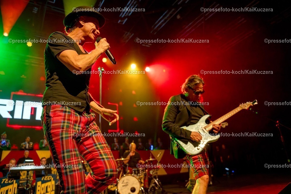 KKU25012501234 | 25.01.2025, xkkux, Düsseldorf, Karnevalsveranstaltung - Die Lachende in der Mitsubishi Electric HALLE. Die Band Brings performt bei ihrem Auftritt. Im Bild Peter Brings (Sänger und Frontman)