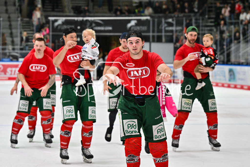 Augsburger Panther - Grizzlys Wolfsburg | Zusammen mit den Fans feiern die Augsburger Panther den Heimsieg gegen Wolfsburg / Jubel / Freudne / happy / DEL: Augsburger Panther - Grizzlys Wolfsburg; Curt Frenzel Stadion am 10.10.2025 / D. J. BUSDEKER (Augsburger Panther 14)