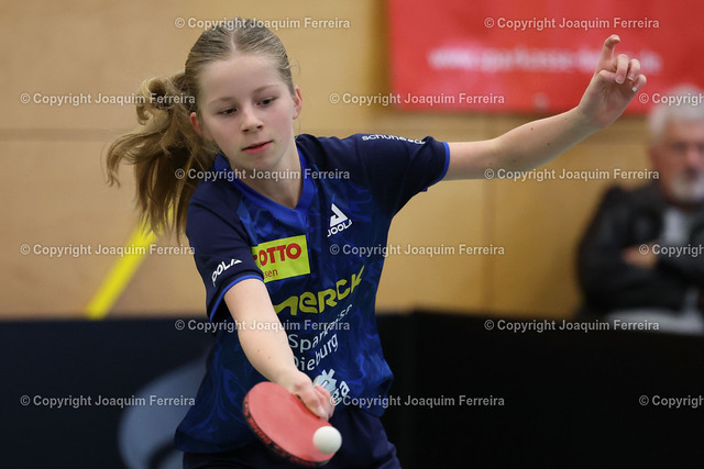 2023.12.17_tsvvslang_0288 | Langstadt, Babenhausen 17.12.2023  Tischtennis Damen 2. Bundesliga TSV Langstadt -  TTC Langen 1950 v.l., Sophie Krießbach (2.Bundesliga TSV 1909 e.v. Langstadt) spielt eine Vorhand. - Realisiert mit Pictrs.com