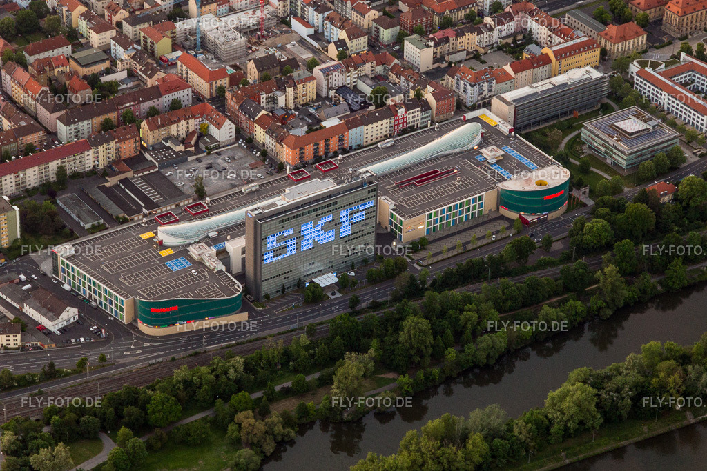 Gebäude des Einkaufszentrum Stadtgalerie Schweinfurt und SKF Hochhaus | Luftbild: Gebäude des Einkaufszentrum Stadtgalerie Schweinfurt und SKF Hochhaus in Schweinfurt im Bundesland Bayern in Deutschland. Foto: IMG_100245.jpg vom 26.05.2017 durch Werner Riehm/FLY-FOTO.de - Realisiert mit Pictrs.com