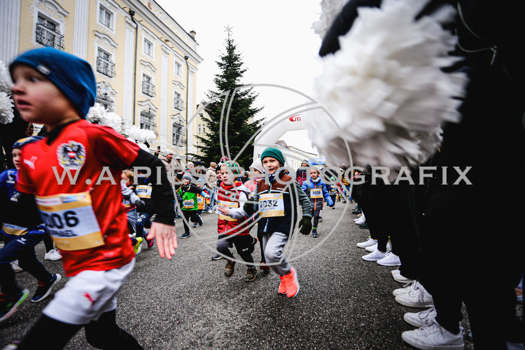 ..... | AUSTRIA, Wels, 31.12.24, SPARKASSE SILVESTERLAUF 2024, Image shows: Photo: Wapics / Andreas Willdoner
