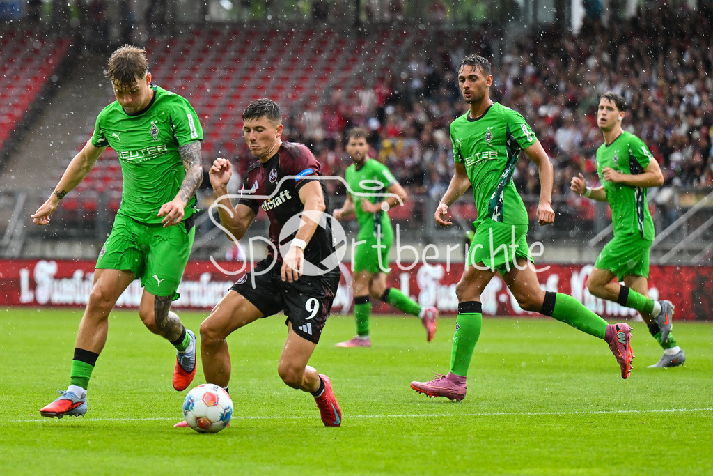 1. FC Nürnberg - Borussia Mönchengladbach | im Duell Luca NETZ (Borussia Moenchengladbach 20) und Semir TELALOVIC (1. FC Nuernberg 9) / Zweikampf / Testspiel: 1. FC Nuernberg - Borussia Mönchengladbach, Max-Morlock Stadion am 26.07.2025 / DFL REGULATIONS PROHIBIT ANY USE OF PHOTOGRAPHS AS IMAGE SEQUENCES AND/OR QUASI-VIDEO
