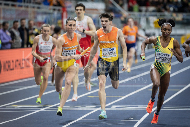 World Athletics Indoor Championships Kujawy Pomorze 26, 21.03.2026 | TORUN, POLAND - MARCH 21:  David GARCIA (ESP) is yelling at Blanca HERVAS (ESP)  during the 4x400m relay victory of the World Athletics Indoor Championships Kujawy Pomorze 26 on day 2 / session 1 at Kujawsko-Pomorska Arena Torun on March 21, 2026 in Torun, Poland. 