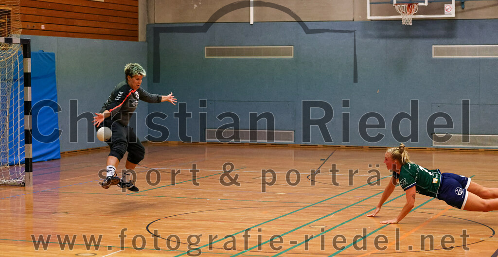 2023-09-16_115_TSV_Vaterstetten_gegen_SV_Muenchen_Laim | Baldham, Deutschland, 16.09.2023:
Handball, Bayernliga Frauen Staffel Süd 2023 / 2024, 1. Spieltag, TSV Vaterstetten gegen SV München Laim, Endergebnis: 23:34

Torfrau Maria Obermeier (TSV Vaterstetten, #23), Sophie Heringer (SV München Laim, #7)

Foto: Christian Riedel / fotografie-riedel.net