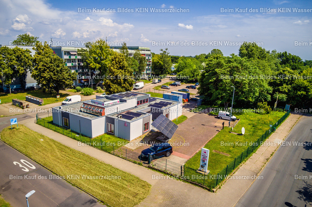 Technikhaus Gündel-0025 | Blick aus der tief fliegenden Drohne auf das Firmengelände des Technikhauses Gündel in Magdeburg. Die Aufnahme entstand im Rahmen eines Auftrags und zeigt den Unternehmensstandort aus einer nahen, klaren Perspektive.Das Motiv hat für die Firma eine besondere Bedeutung, denn genau diese Aufnahme wurde als Titelmotiv für ihren individuellen  Luftbildkalender ausgewählt. Der Kalender richtet sich speziell an Unternehmen und kann mit dem jeweiligen Firmenlogo individuell gestaltet werden.Damit wird aus einem professionellen Luftbild nicht nur ein Bild für die Unternehmenskommunikation, sondern ein hochwertiges regionales Präsentations- und Werbemittel. Der Magdeburger Luftbildkalender verbindet dabei aktuelle Luftaufnahmen der Stadt mit der individuellen Darstellung eines Unternehmens.Das Beispiel zeigt, wie vielseitig ein professionelles Luftbild eingesetzt werden kann – von der Unternehmenswebsite über Werbung und Standortkommunikation bis hin zum individuell gestalteten Kalender für Kunden und Geschäftspartner. - Realisiert mit Pictrs.com