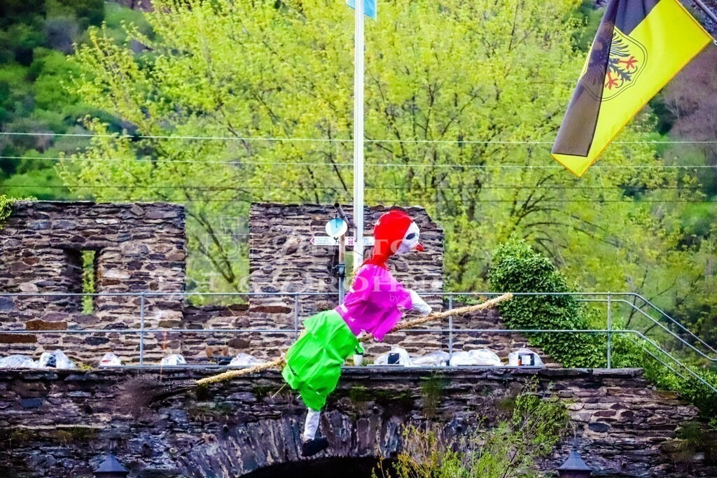 Oberwesel 2023 Hexennacht-2211 | Die Strohhexe wird auf dem Marktplatz von Oberwesel verbrannt. - Realisiert mit Pictrs.com