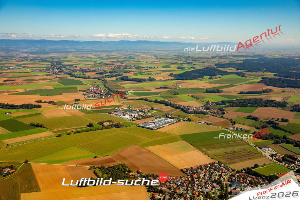 Das Luftbild zeigt : Rohrhof ländlich Feld Landwirtschaft Leiblfing - Die Luftaufnahme wurde 2023 vom UL-Flugzeug aus erstellt ( keine Drohne ) - Hochauflösende Luftaufnahme - Für grossformatige Ausdrucke geeignet. Die Geschenkidee !Mit Lizenz und Bildrechte bestellbar
