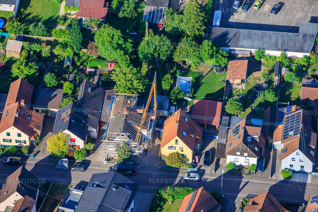 Luftbild: Baustelle zur Totalrenovierung eines EFH in der Waldstr in Kandel im Bundesland Rheinland-Pfalz in Deutschland. – Foto: IMG_157338.jpg vom 18.06.2026 durch Werner Riehm/FLY-FOTO.de – Auflösung des Originals: 6000 x 4000 px