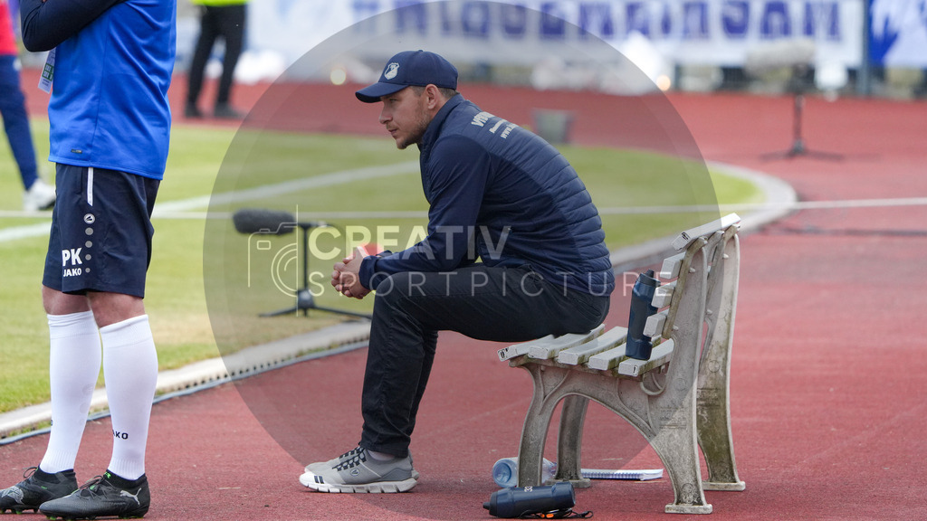 Fußball, Herren, Saison 2024/2025, Finaltag der Amateure 2025, Landespokal Brandenburg, Finale, VfB 1921 Krieschow vs. RSV Eintracht 1949, Samstag 24.05.2025, Volksparkstadion Neuruppin, | Fußball, Herren, Saison 2024/2025, Finaltag der Amateure 2025, Landespokal Brandenburg, Finale, VfB 1921 Krieschow vs. RSV Eintracht 1949, Samstag 24.05.2025, Volksparkstadion Neuruppin, Im Bild: Robert Koch (Trainer Krieschow) enttäuscht nach Spielende - Realisiert mit Pictrs.com