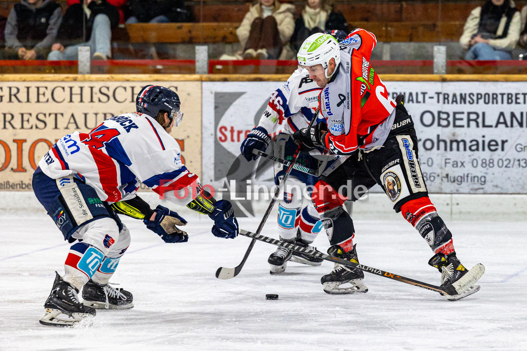 TSV Peißenberg Miners vs ESC Kempten SHARKS | Eishockey Bayernliga 2023/2024, TSV Peißenberg Miners vs ESC Kempten SHARKS, 20240121,
Duell zwischen Martin ANDRÄ (Miners 61) und Michael LIMBÖCK (SHARKS 34),
2024-01-21 in Peißenberg (Eisstadion)
34 Michael LIMBÖCK (SHARKS 34), 61 Martin ANDRÄ (Miners 61)
Copyright: WolfgangxLindner foto-lindner.de