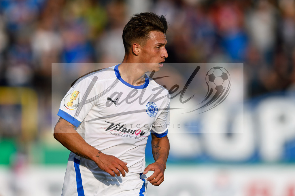 LOTKSC20210809_177 | Fussball, Herren: Tyson Richter (Sportfreunde Lotte) schaut beim Spiel der 1. Runde im DFB-Pokal zwischen SF Lotte und Karlsruher SC im Stadion am Lotter Kreuz am 09.08.2021 in Lotte, Deutschland.DFB / DFL REGULATIONS PROHIBIT ANY USE OF PHOTOGRAPHS AS IMAGE SEQUENCES AND/OR QUASI-VIDEO. - Realisiert mit Pictrs.com