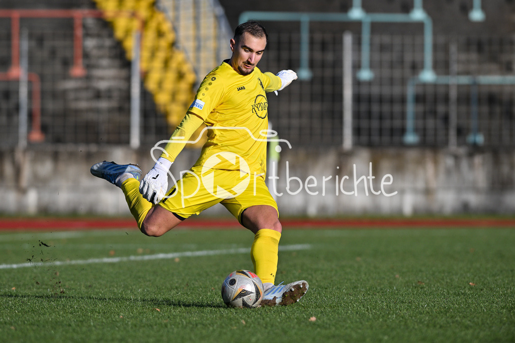 TSV Schwaben Augsburg - FC Bayern Amateure | AUGSBURG, GERMANY - 29. NOVEMBER: am BAll Iason DROBNY (TSV Schwaben Augsburg 1) / Einzelfoto / Freisteller beim Ligaspiel zwischen dem TSV Schwaben Augsburg und den Amateuren des FC Bayern am 20. Spieltag der Regionalliga Bayern im Rosenaustadion