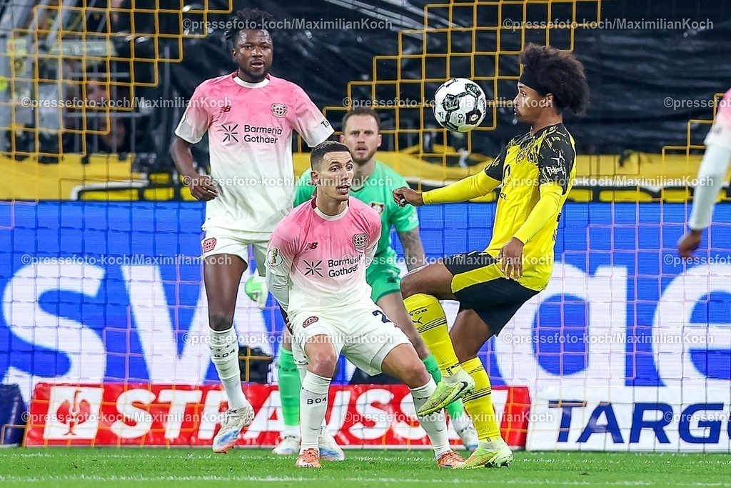 BVB02122501028 | 02.12.2025, Fußball, DFB-Pokal, Borussia Dortmund - Bayer 04 Leverkusen, Achtelfinale, Signal Iduna Park, Saison 2025 2026: Karim Adeyemi (BVB #27) im Zweikampf gegen  Alejandro Grimaldo (Bayer04 #20)  vor dem tor von Torwart Mark Flekken (Bayer04 #01) DFB regulations prohibit any use of photographs as image sequences and or quasi-video.