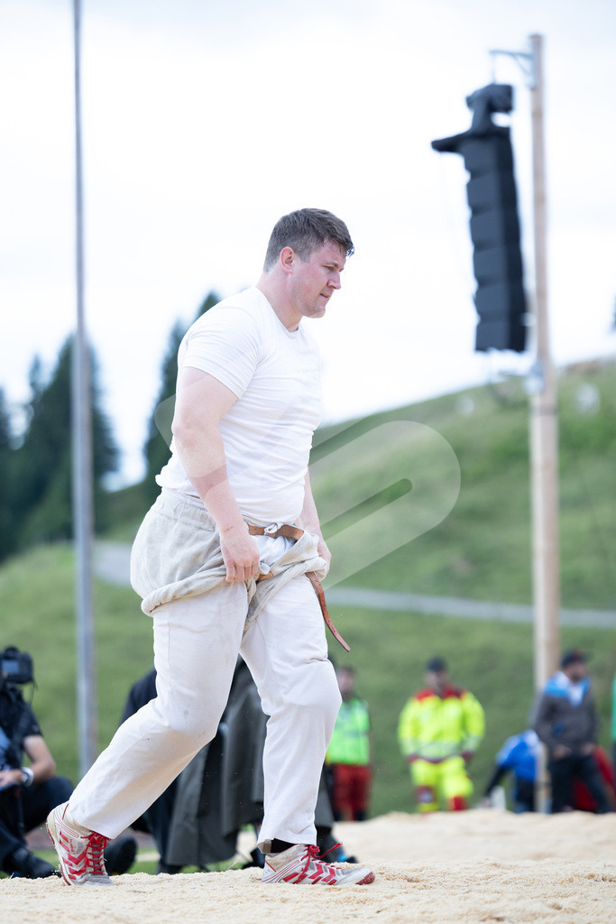 Rigi2025_0398 | Die Schwinger des Schwyzer Kantonalen Schwingerverbandes: Fotos, die Dynamik und Leidenschaft festhalten, sowie emotionale Momente aus dem traditionellen Schwingsport zeigen. - Realisiert mit Pictrs.com