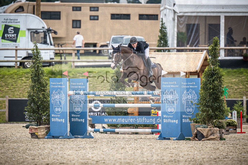 DOS_6301 | Entdecke hochwertige Reitturnierfotos von Foto Oger. Professionell, emotional und authentisch – jetzt Lieblingsmomente im Shop bestellen.Deutschlandweite Turnierfotografie. - Realisiert mit Pictrs.com