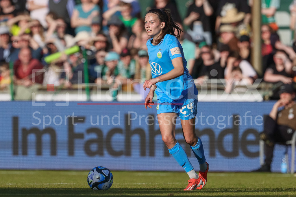 Fussball, Google Pixel Frauen-Bundesliga, SV Werder Bremen - VfL Wolfsburg | v.li.: Joelle Wedemeyer (VfL Wolfsburg, 24) am Ball, Freisteller, Einzelbild, Ganzkörper, Aktion, Action, Spielszene, DIE DFB-RICHTLINIEN UNTERSAGEN JEGLICHE NUTZUNG VON FOTOS ALS SEQUENZBILDER UND/ODER VIDEOÄHNLICHE FOTOSTRECKEN. DFB REGULATIONS PROHIBIT ANY USE OF PHOTOGRAPHS AS IMAGE SEQUENCES AND/OR QUASI-VIDEO.