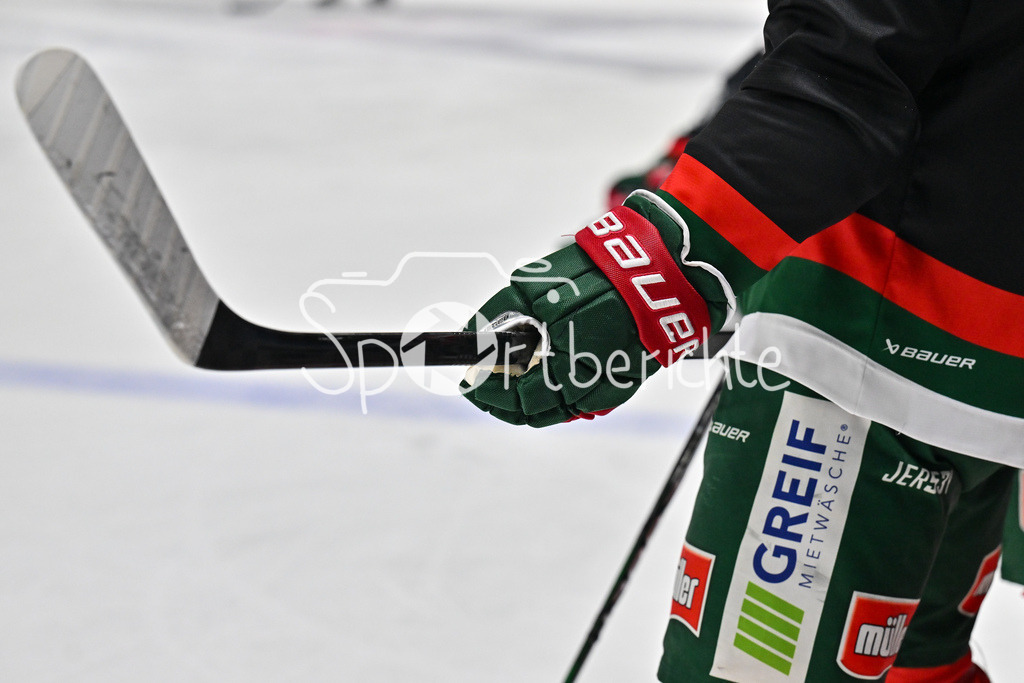 Augsburger Panther - Schwenninger Wild Wings | Eishockeyschlaeger / Schlaeger / Handschuh / BAUER / Hockey / Eishockey / Icehockey / Symbolfoto / DEL: Augsburger Panther - Schwenninger Wild Wings, Curt Frenzel Stadion am 02.02.2025