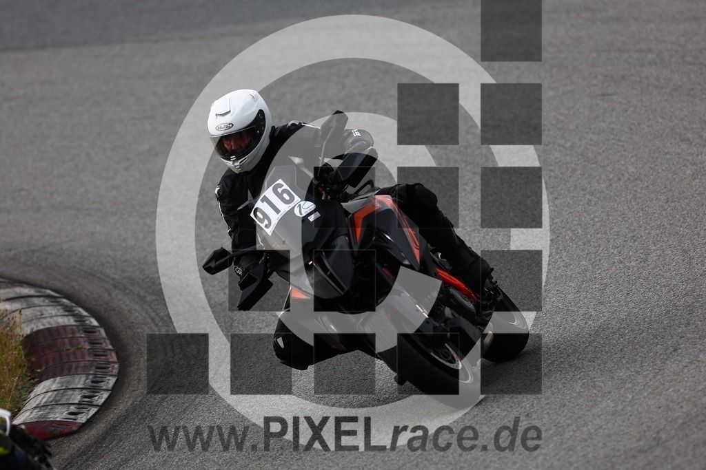 0916-20240712_03534 | Schöne Erinnerungen an spannende Momente - das festzuhalten ist unser Job. PIXELrace.de ist seit 2003 auf den Rennstrecken Europas unterwegs um die Action draußen beim Fahren und die wunderbare Stimmung imm Fahrerlager für euch einzufangen.