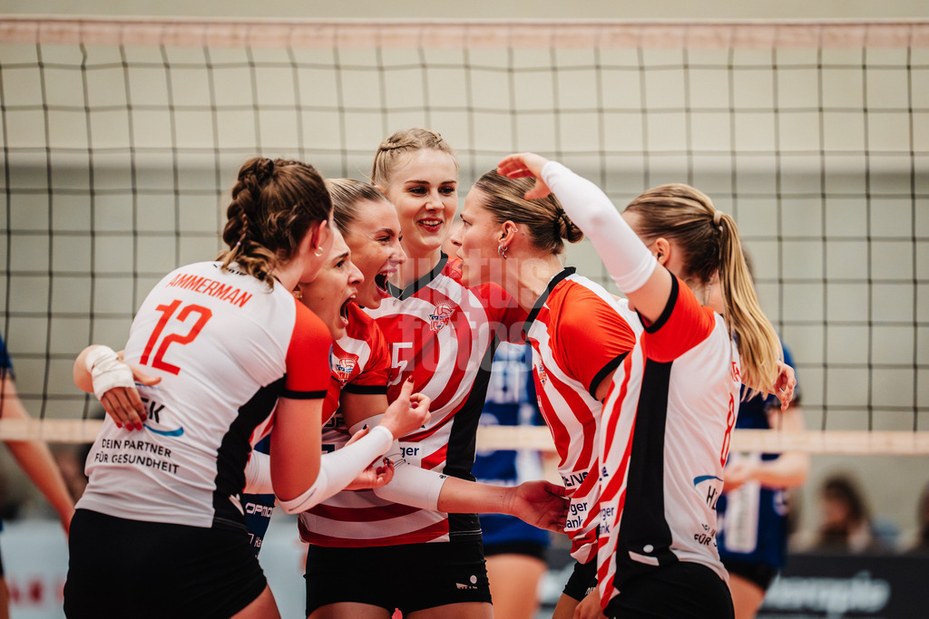 Volleyball | Frauen | Saison 2025/2026 | Volleyball Bundesliga | ETV Hamburger Volksbank Volleys vs. Binder Blaubären TSV Flacht | 06.12.2025 | Jubel ETV v.l. Hannah Ammerman (#12, ETV Hamburger Volksbank Volleys), Sarah Stiriz (#4, ETV Hamburger Volksbank Volleys), Alexa Sophie Thaden (#15, ETV Hamburger Volksbank Volleys), Svea Frobel (#11, ETV Hamburger Volksbank Volleys) und Zoe Konjer (#8, ETV Hamburger Volksbank Volleys)