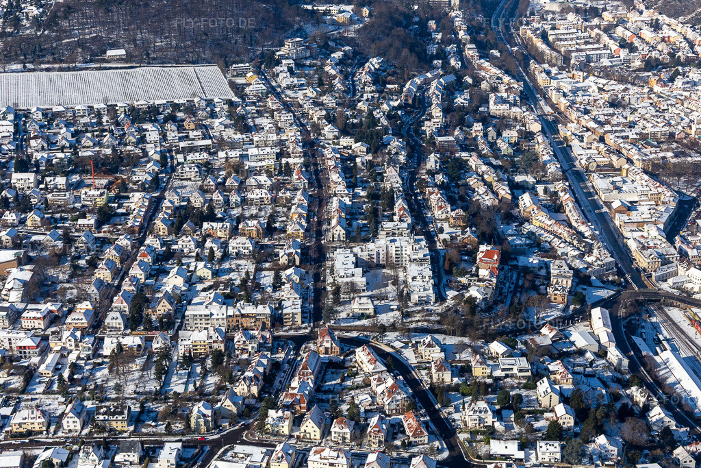 Luftbild: Winterluftbild im Schnee der Waldstraße in Neustadt an der Weinstraße im Bundesland Rheinland-Pfalz in Deutschland. Foto: IMG_124632.jpg vom 11.02.2021 durch Werner Riehm/FLY-FOTO.de