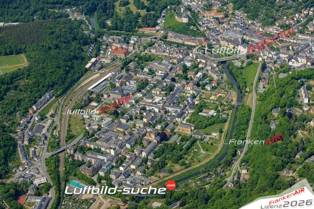 Die Luftaufnahme Greiz - Greiz wurde 2022 vom Flugzeug aus (keine Drohne) erstellt. Hohe Auflösung -für große Poster und Wandbilder geeignet - Garantiert!
