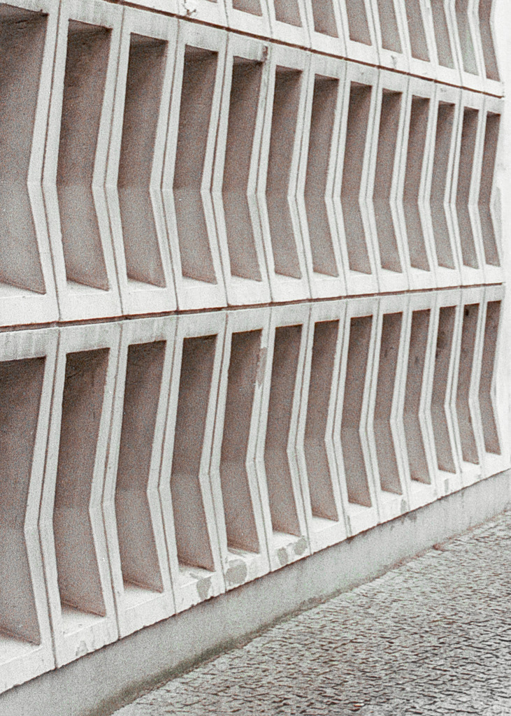 Berlin Mitte  | Betonformelemente des Treppenhauses am ehemaligen Wiratex-Gebäude am Boulevard Unter den Linden 62–64 im Berliner Ortsteil Mitte. - Realisiert mit Pictrs.com