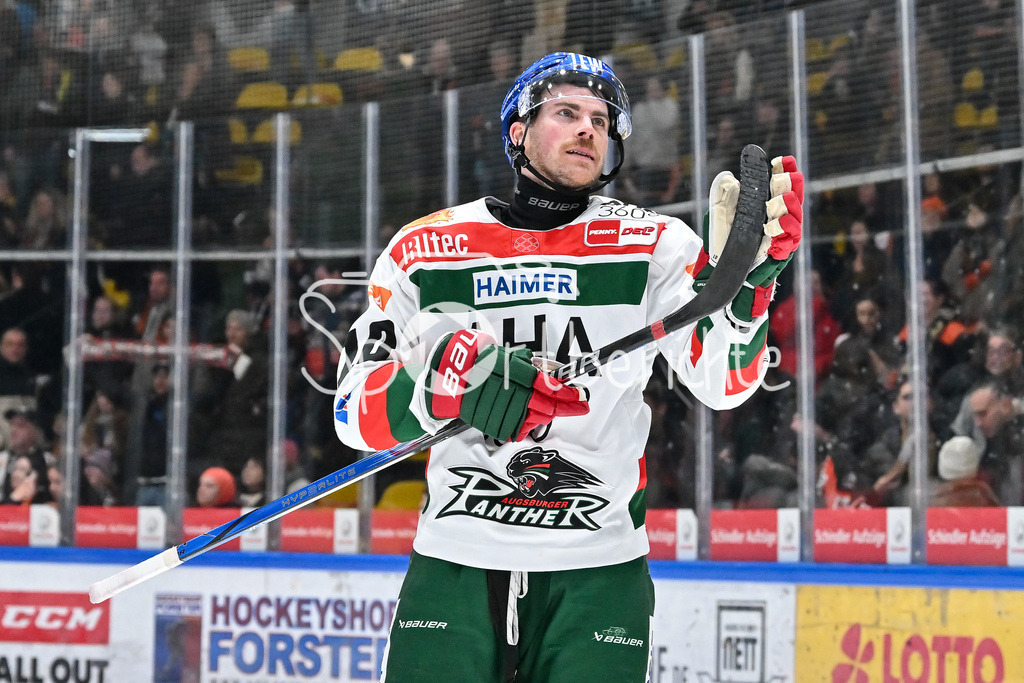 Löwen Frankfurt -Augsburger Panther | die Augsburger Panther bedanken sich bei den mitgereisten Fans nach der Niederlage in Franfurt / DEL: Loewen Frankfurt - Augsburger Panther, Eissporthalle Frankfurt am 14.02.2025 /  Chris COLLINS (Augsburger Panther #10)
