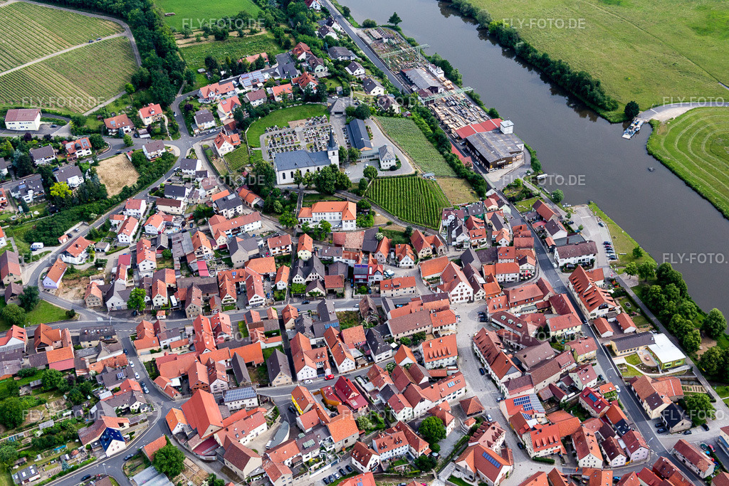 Dorfkern an den Fluß- Uferbereichen des Main | Luftbild: Dorfkern an den Fluß- Uferbereichen des Main in Wipfeld im Bundesland Bayern in Deutschland. Foto: IMG_089842.jpg vom 11.06.2016 durch Werner Riehm/FLY-FOTO.de - Realisiert mit Pictrs.com