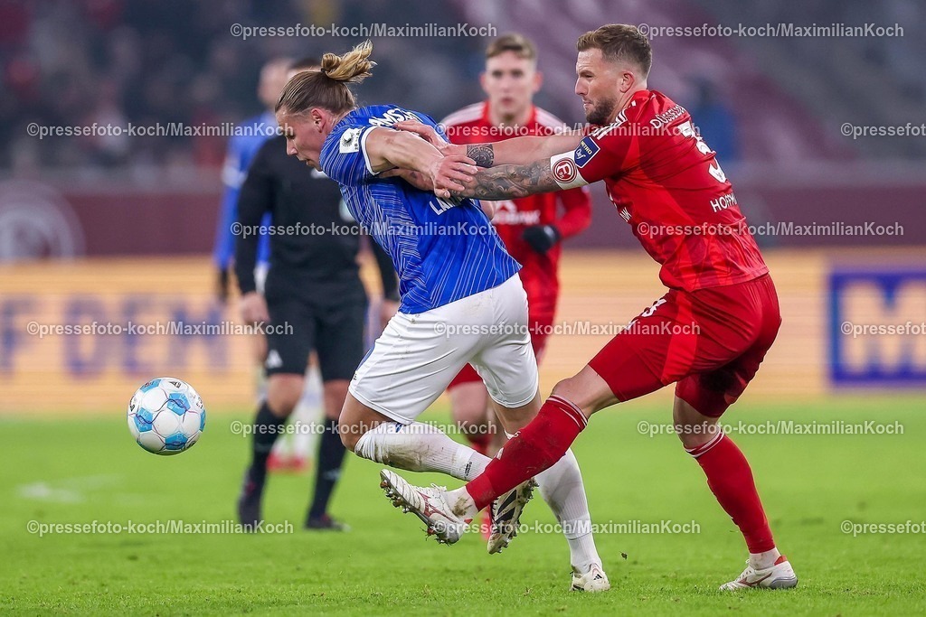 Due17012501092 | 17.01.2025, Fußball, Fortuna Düsseldorf - SV Darmstadt 98, 2.. Fußball Bundesliga, 18. Spieltag, Merkur Spiel-Arena, Saison 2024 2025: Fynn Lakenmacher (SV Darmstadt #19) im Zweikampf gegen Andre Hoffmann (Fortuna Düsseldorf #3)DFB regulations prohibit any use of photographs as image sequences and or quasi-video.