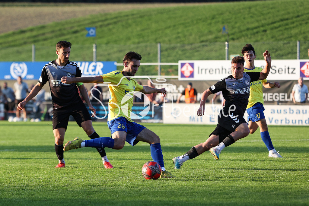 FC Pipinsried - SV Wacker Burghausen | Benedikt WIEGERT (FCP #28) bei einem Torschuss