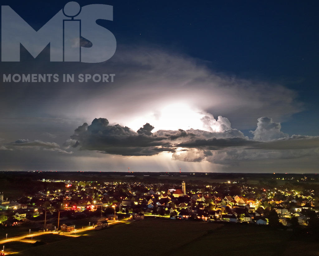 MIS_030822cm006.JPG | 10.09.2022, Spätsommer: Hitze und hohe Temperaturen, danach kommen schwere Gewitter. Blitze Zucken in den hohen Gewitterwolken am Himmel hinter Türkheim im Unterallgäu (Bayern).   - Realisiert mit Pictrs.com