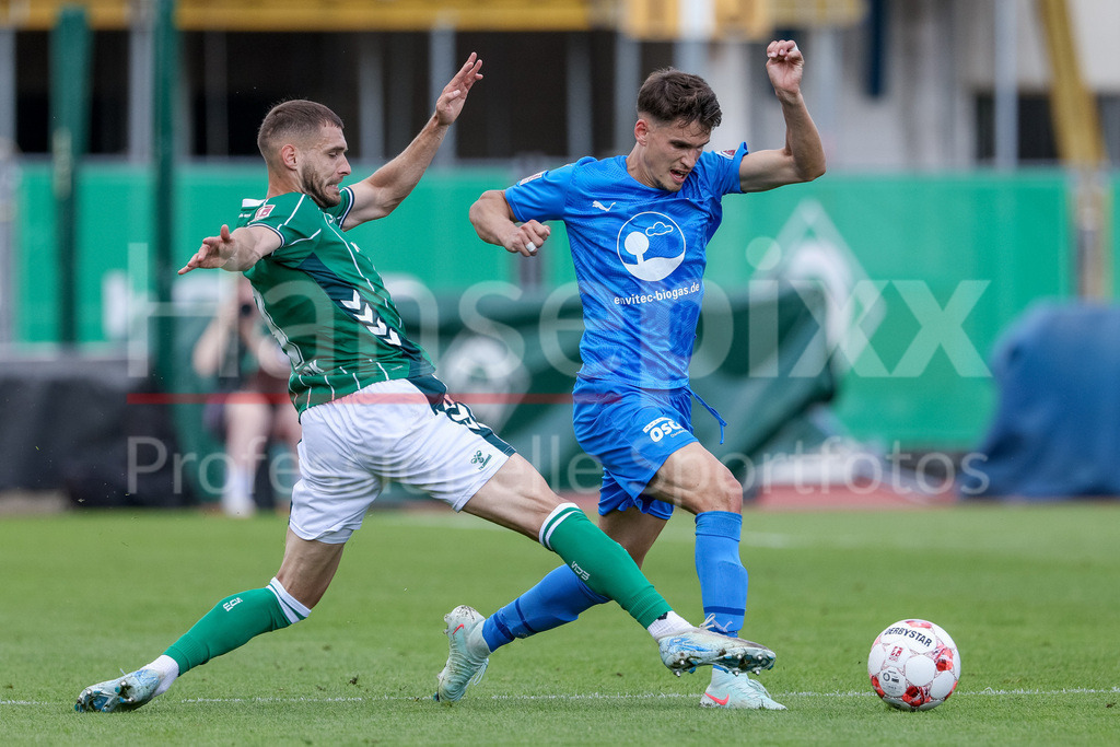 Fussball, Regionalliga Nord, SV Werder Bremen II - Blau-Weiß Lohne | v.li.: Christian Stark (SV Werder Bremen II, 9) und Luca Zander (Blau-Weiß Lohne, 4) im Zweikampf, Duell, Dynamik, Aktion, Action, Spielszene