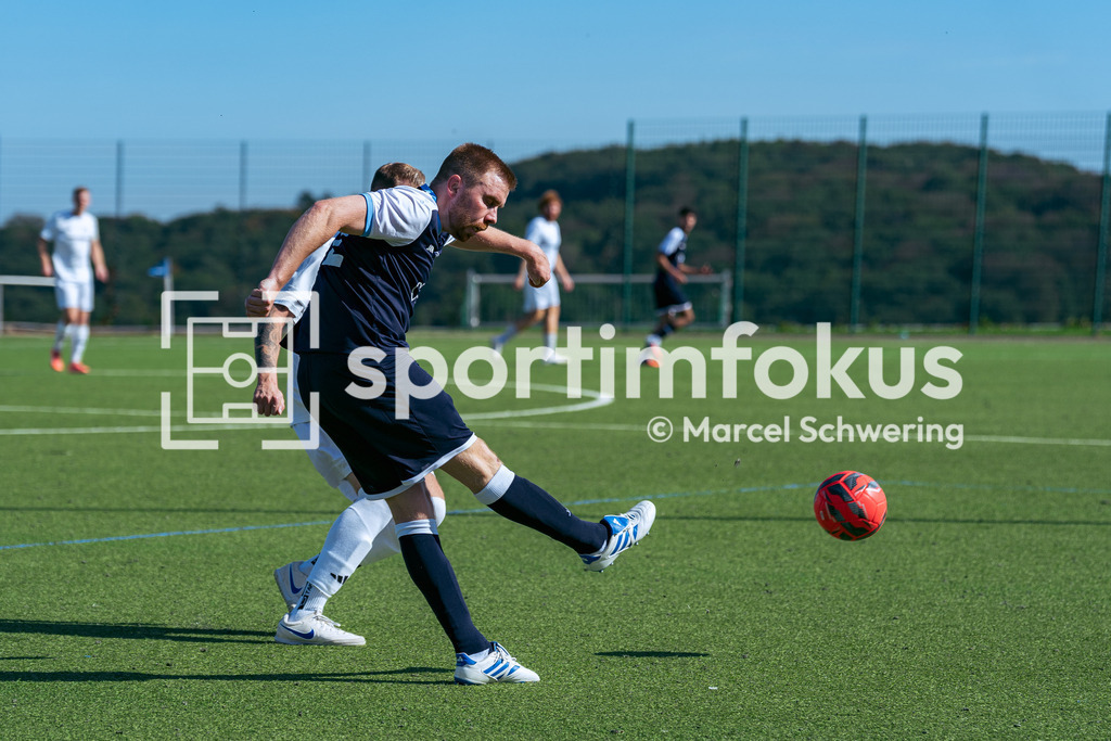 SV Jägerhaus-Linde – TSV Beyenburg | Pierre Boudeing (22, TSV Beyenburg) beim Pass. Kreisliga A: SV Jägerhaus-Linde gegen TSV Beyenburg, Wuppertal, 27.09.2026. Endstand: 1:2 (0:1). sportimfokus / Marcel Schwering - Realisiert mit Pictrs.com