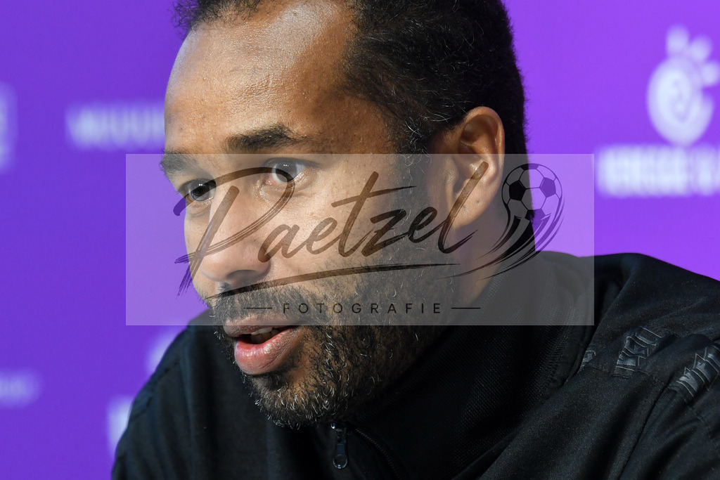 20200127_PKOSNA_0010 | Fußball, Herren: Trainer Daniel Thioune (VfL Osnabrück) schaut bei der Pressekonferenz des VfL Osnabrück am 27.01.2020 im Stadion an der Bremer Brücke in Osnabrück, Deutschland.(Foto von Nico Paetzel) - Realisiert mit Pictrs.com