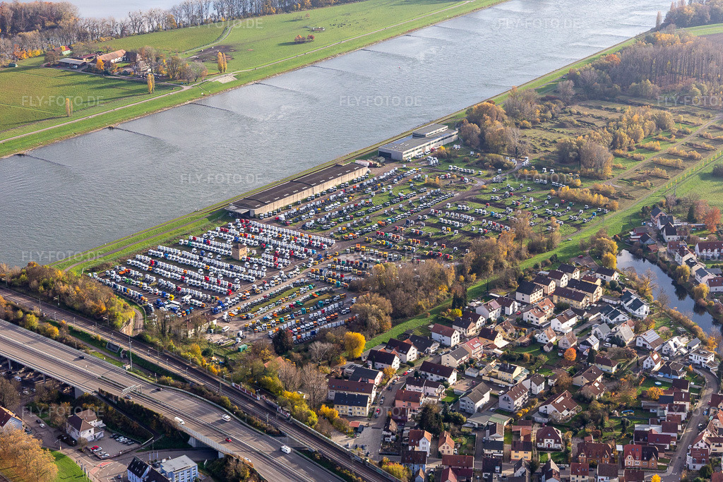 Luftbild: LKW-Auslieferungslager der Daimler-Truck AG im Ortsteil Maximiliansau in Wörth im Bundesland Rheinland-Pfalz in Deutschland. Foto: IMG_135230.jpg vom 26.11.2022 durch Werner Riehm/FLY-FOTO.de
