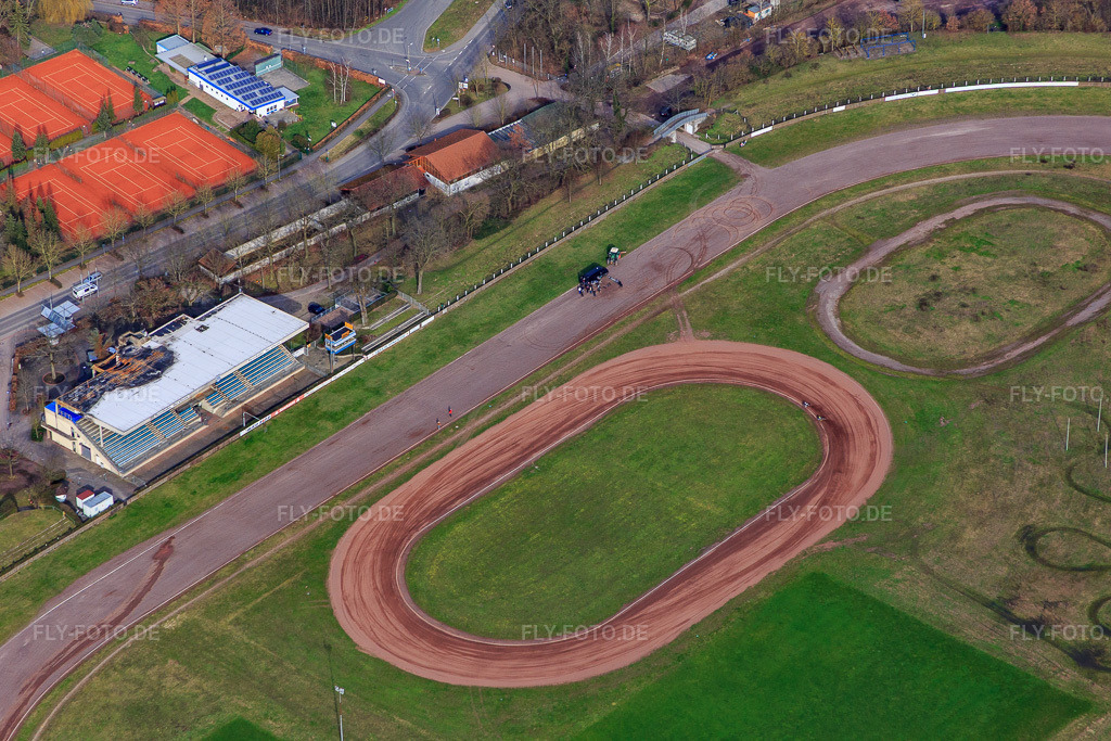 Luftbild: Speedway und Tribüne der Motorsportvereinigung Herxheim in Herxheim bei Landau im Bundesland Rheinland-Pfalz in Deutschland. Foto: IMG_086415.jpg vom 26.02.2016 durch Werner Riehm/FLY-FOTO.deSPEEDWAY.DE